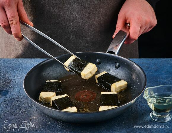 Растительное масло раскалите в сковороде и обжарьте в нем тофу с двух сторон до хрустящей корочки. По желанию в масло можно добавить соевый соус Sen Soy «Классический». Так закуска приобретет более солоноватый вкус.