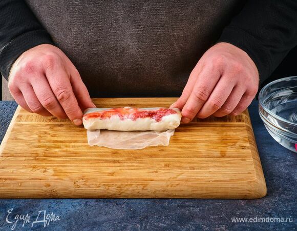 Сверните бумагу в ролл так, чтобы начинка не выглядывала.