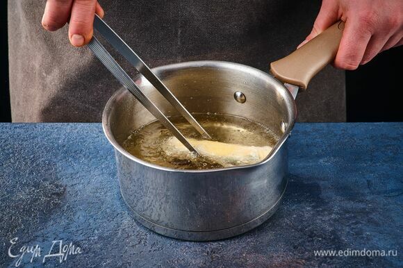 Обжарьте роллы в сотейнике в большом количестве растительного масла до хрустящей корочки.