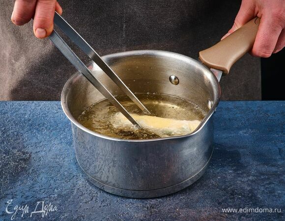 Обжарьте роллы в сотейнике в большом количестве растительного масла до хрустящей корочки.