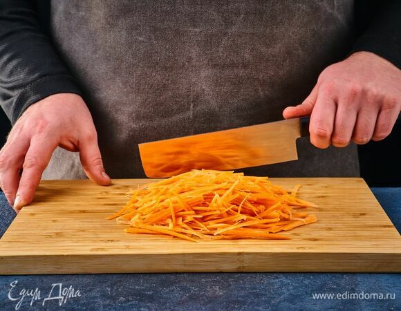 Морковь нашинкуйте тонкой соломкой.