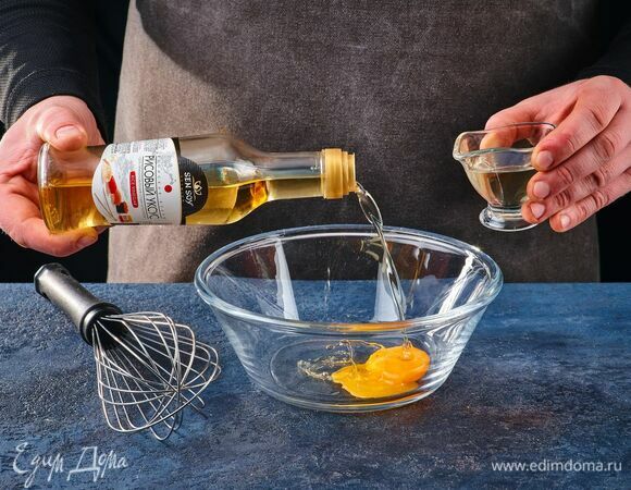 Для японского майонеза соедините желток с растительным маслом, влейте рисовый уксус Sen Soy.