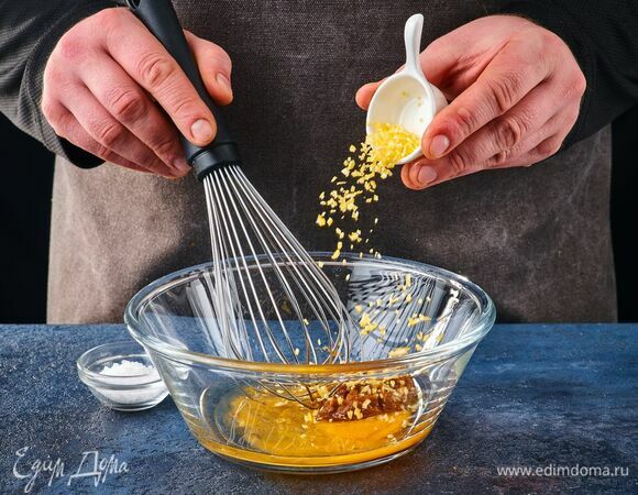 Добавьте мисо, цедру лимона, посолите и взбейте венчиком в однородную массу.