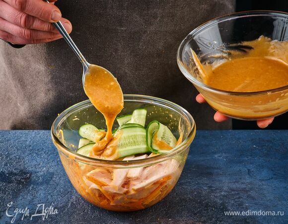 Соедините все ингредиенты и заправьте японским майонезом.