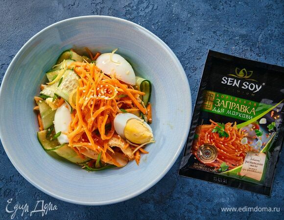 Выложите в салатник, украсьте нарезанными вареными яйцами. Дайте блюду настояться 5 минут и подавайте.