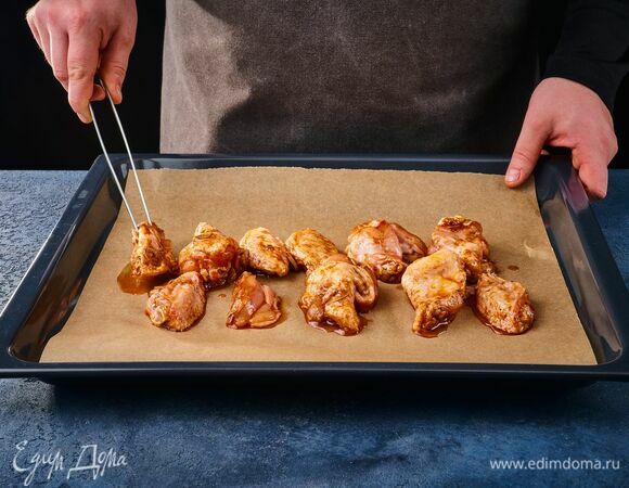 Разогрейте духовку до 200°С. На противень, застеленный фольгой или пергаментом, выложите крылья. Запекайте 30 минут. За это время желательно перевернуть крылышки в духовке 2–3 раза.