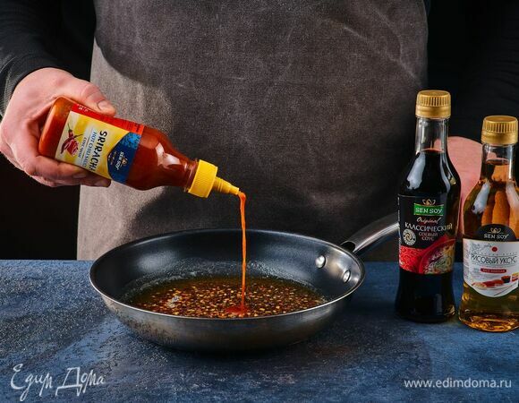 В пряное масло добавьте соус Sen Soy шрирача, соевый соус Sen Soy «Классический» и рисовый уксус Sen Soy.
