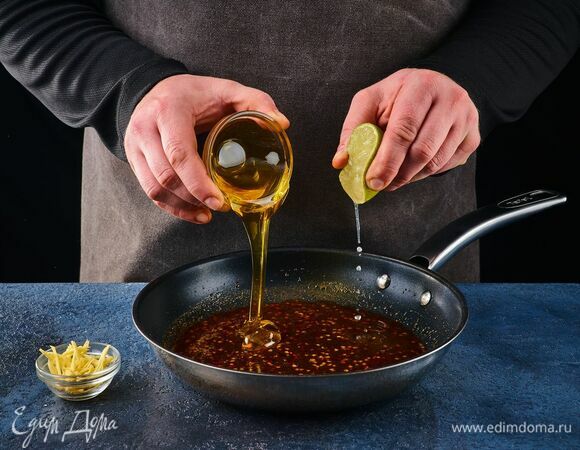 Добавьте мед, имбирь и сок лайма.