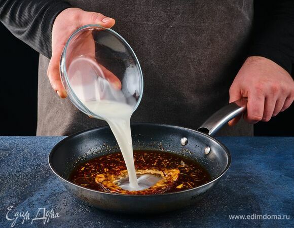 Постоянно помешивая, доведите смесь до кипения и введите крахмал, разведенный в 3 ст. л. воды. Проварите соус еще 30 секунд, чтобы он загустел.