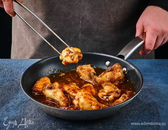Готовые крылья томите в остро-сладком соусе 2 минуты.
