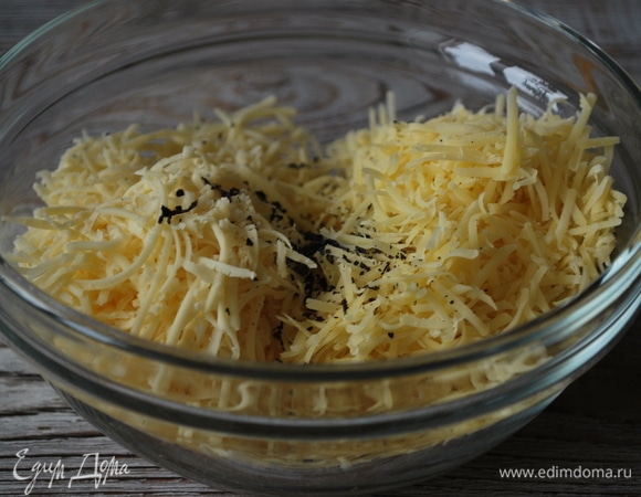 Возьмите ваш любимый сыр (я взяла два сорта сыра по 100 г каждый). Сыр и чеснок натрите на мелкой терке, добавьте майонез и любимые ваши травы по вкусу (я добавила сушеный базилик). Перемешайте все вилкой до объединения.