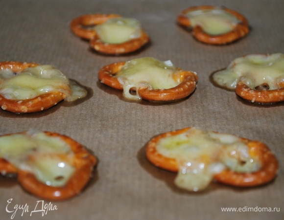 Достаньте крендельки с сыром из духовки, дайте им остыть пару минут.