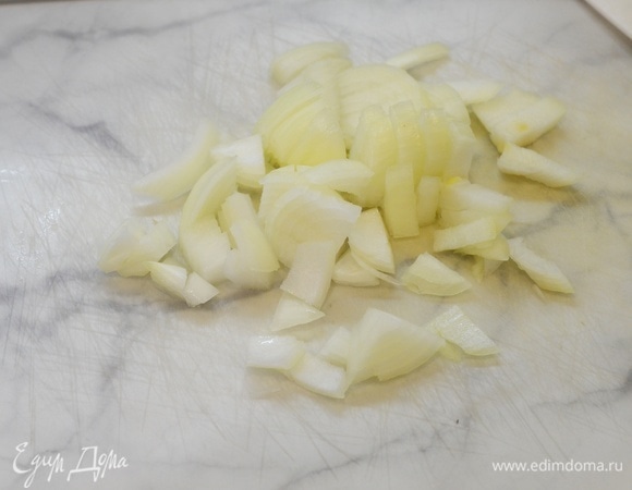 Лук почистите, нарежьте кубиком.