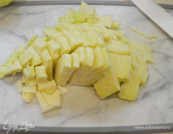 Капусту помойте, нашинкуйте.