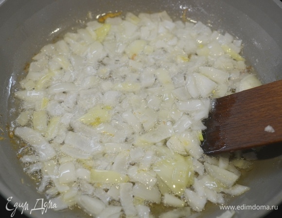 Обжарьте лук до золотистого цвета с добавлением масла.