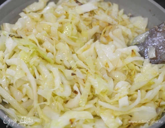 Добавьте капусту, посолите, обжаривайте все вместе около 10–15 минут.