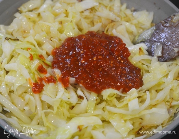 Добавьте томатную пасту, перемешайте, потушите 5–7 минут.