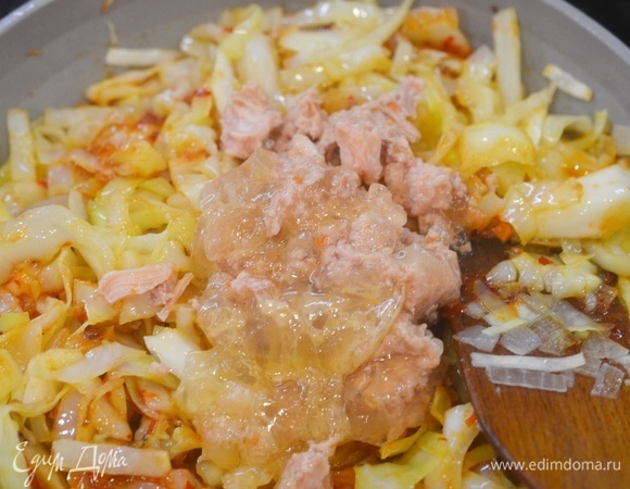 Добавьте тушенку, потушите еще 10 минут.