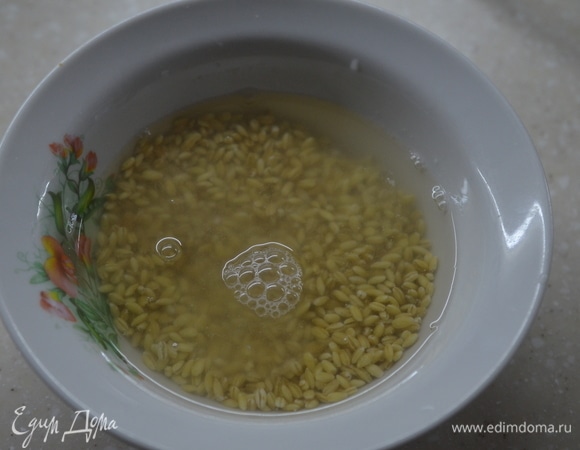 Замочите в холодной воде на несколько часов, а лучше на ночь.