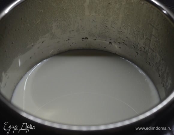 В чашу мультиварки влейте молоко. Подогрейте молоко в режиме «Выпечка» около 10 минут.