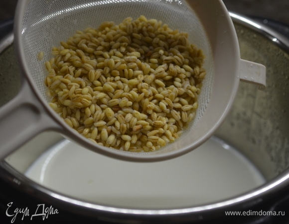 Добавьте перловку, соль, сахар. Готовьте в режиме «Тушение» 3 часа.