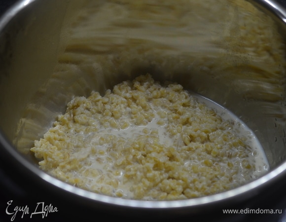 В готовую кашу добавьте масло.