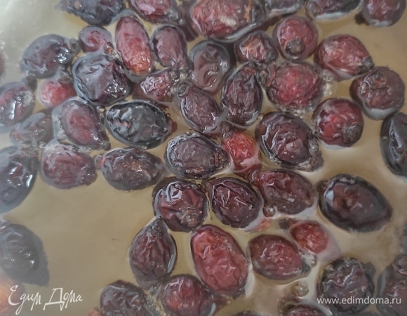 Шиповник хорошо промыть в теплой воде. Выложить в ковш или небольшую кастрюлю, залить водой и поставить на плиту. Как только вода закипит, накрыть крышкой и томить на медленном огне около 30 минут. Шиповник должен хорошо набухнуть и начать лопаться.