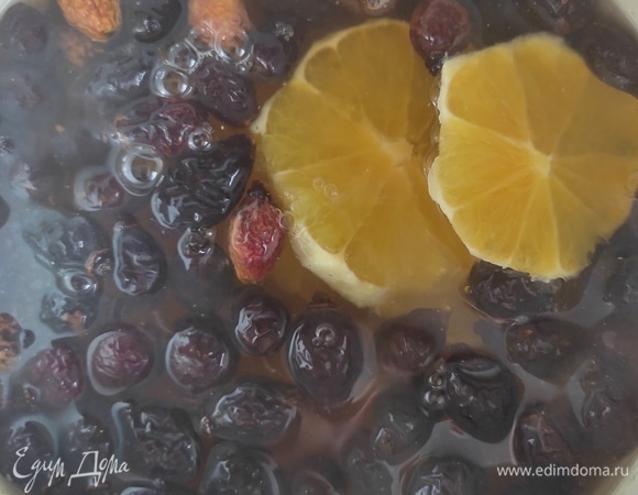 Добавить нарезанный апельсин, гвоздику и корицу, прокипятить все вместе 1–2 минуты, выключить и дать настояться под крышкой 10–15 минут.