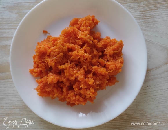 Вареную морковь натереть на мелкой терке.