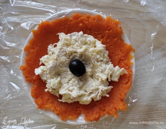 В середину выложить примерно 1 ст. л. салата, внутрь поместить маслину.