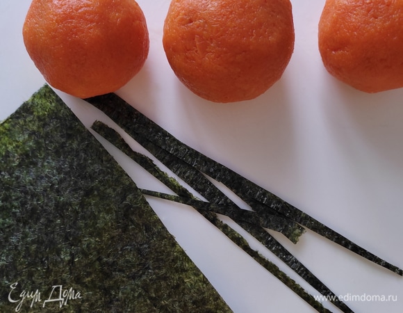 От листа нори отрезать тонкие полосочки. Можно вместо большого листа использовать чипсы из морской капусты.