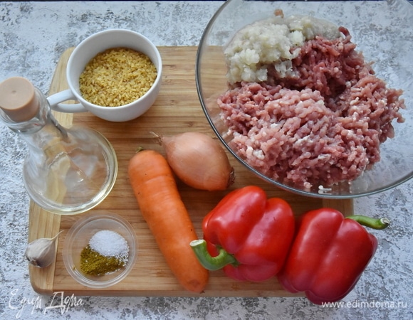 Готовлю продукты. Мясо можно использовать любое, лучше взять несколько видов (свинину, говядину, курицу). Перекручиваю через мясорубку вместе с одной луковицей. Крупу заливаю кипятком и оставляю до впитывания влаги и набухания.
