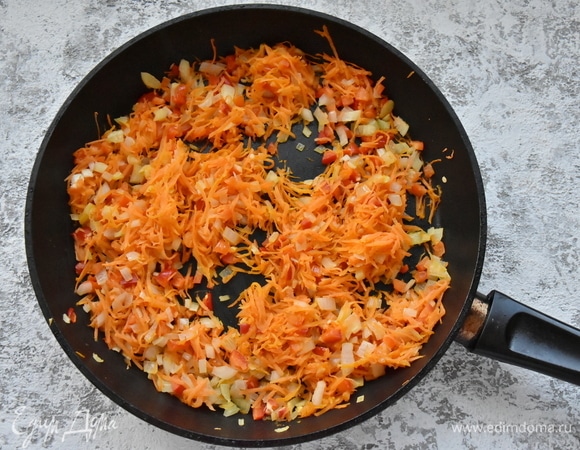 Лук нарезаю мелким кубиком, морковь натираю на терке, срезанные от болгарского перца верхушки режу мелким кубиком и пассерую овощи на растительном масле до размягчения.