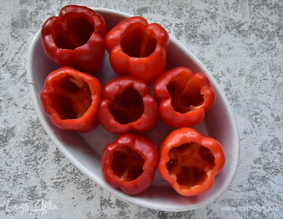 С болгарского перца срезаю шляпки и освобождаю сердцевину от семян и перегородок.