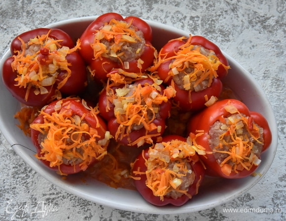 В сатакане воды размешиваю по 1 ст. л. сметаны и томатной пасты, солю, добавляю немного сахара, измельченный зубчик чеснока и заливаю смесью перцы. Кладу пару лавровых листов. Запекаю перцы в духовке, разогретой до 180°C, 30–40 минут. По необходимости форму можно прикрыть фольгой.