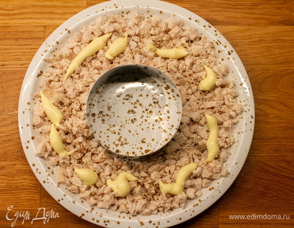 Овощи (картофель, морковь, свеклу), куриную грудку и яйца предварительно отварить. Когда все остынет, овощи и яйца натереть на крупной терке, а грудку нарезать кубиками. Взять большую тарелку, в центр поставить стакан (я использовала небольшое кольцо). Все ингредиенты будут выкладываться вокруг стакана. Первый слой: кусочки курицы, соль и перец по вкусу. Смазать майонезом.