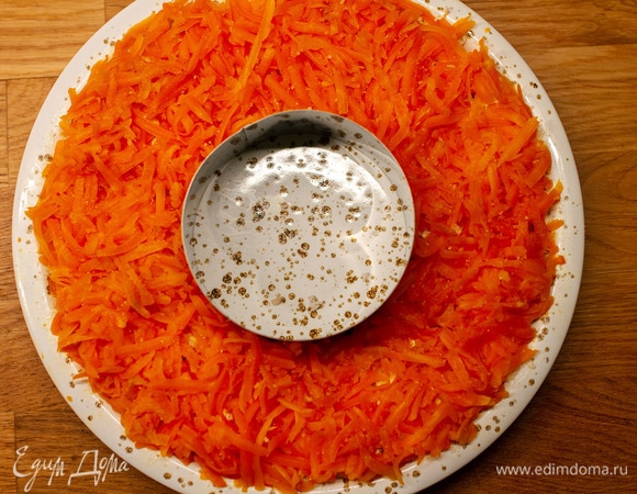 Второй слой: морковь, соль, майонез.
