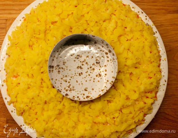 Третий слой: картофель, соль, майонез.