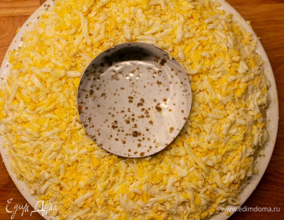 Четвертым слоем выложить яйца, соль, майонез.