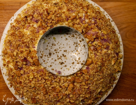 Лук мелко нарезать и обжарить на небольшом количестве масла. Орехи порубить. Выложить лук и орехи пятым слоем, посолить и смазать майонезом.