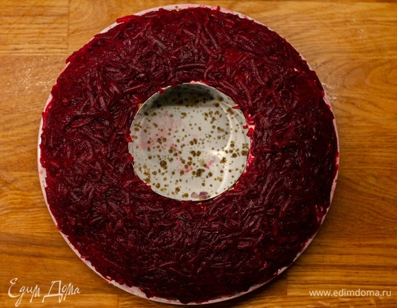 Шестой слой: свекла. Посолить, слегка смазать майонезом.