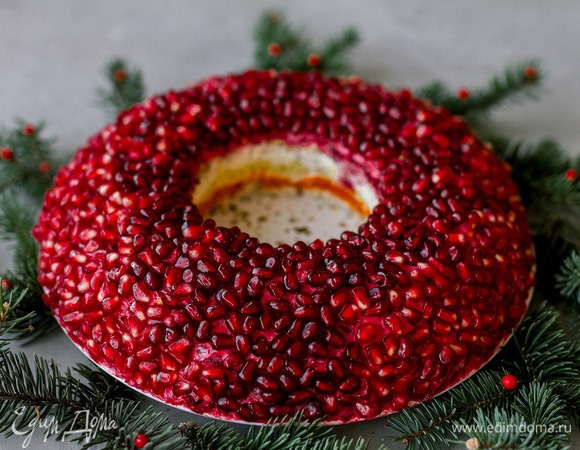 Аккуратно убрать стакан из середины. Гранат очистить и украсить зернами салат по всей поверхности. Дать салату пропитаться в холодильнике 3–5 часов, можно оставить на ночь. Приятного аппетита!