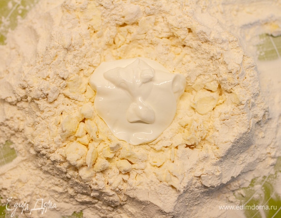 Добавить сметану.