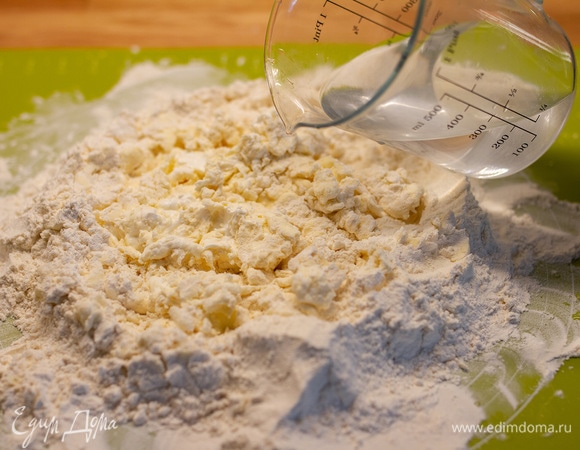 Соль растворить в воде, постепенно влить в мучную крошку.