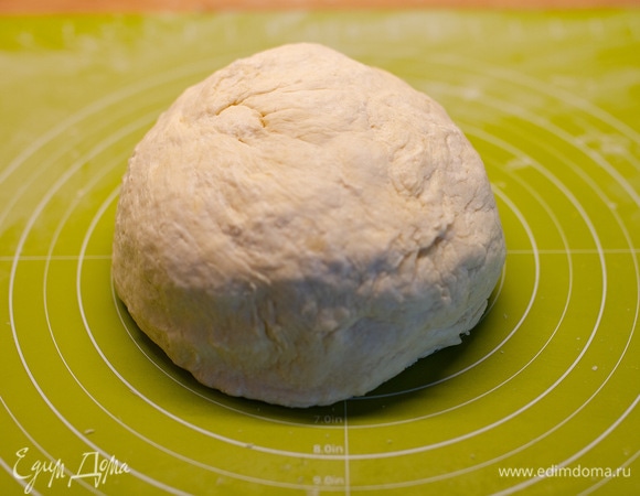 Замесить тесто, убрать в холодильник на время, пока готовится начинка.