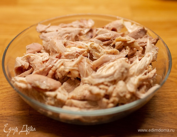 Курицу отварить в подсоленной воде. Бульон процедить, а курицу очистить от костей и разделить на крупные кусочки.