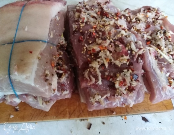 На каждый кусок мяса выложить получившуюся смесь. Сложить куски грудинки, как бутерброд, шкуркой наружу. Перевязать веревкой или перетянуть резинкой.