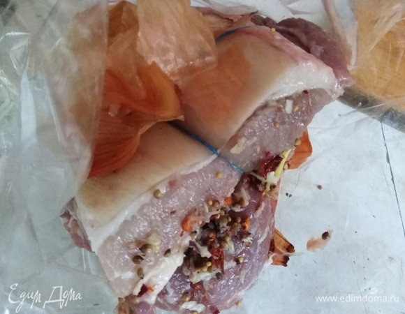 Каждый мясной рулет положить в рукав для запекания. Снизу под шкурку и сверху положить немного луковой шелухи.