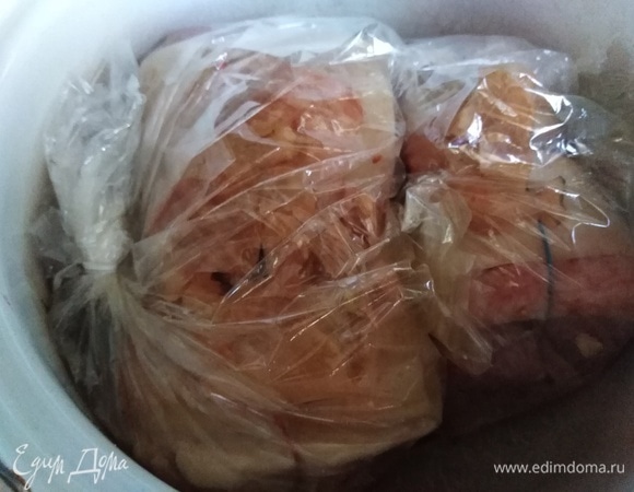 Туго завязать рукав, при этом выпустив воздух. Оставить мясо на 1 час для пропитки.