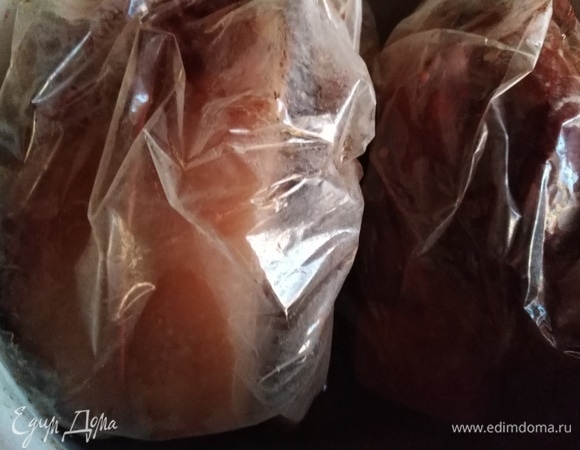 Влить в кастрюлю воду, чтобы она покрыла пакеты с мясом. Довести до кипения. Убавить огонь до минимума. Томить под крышкой в течение 2 часов. Выключить огонь и дать мясу полностью остыть в этой же воде.